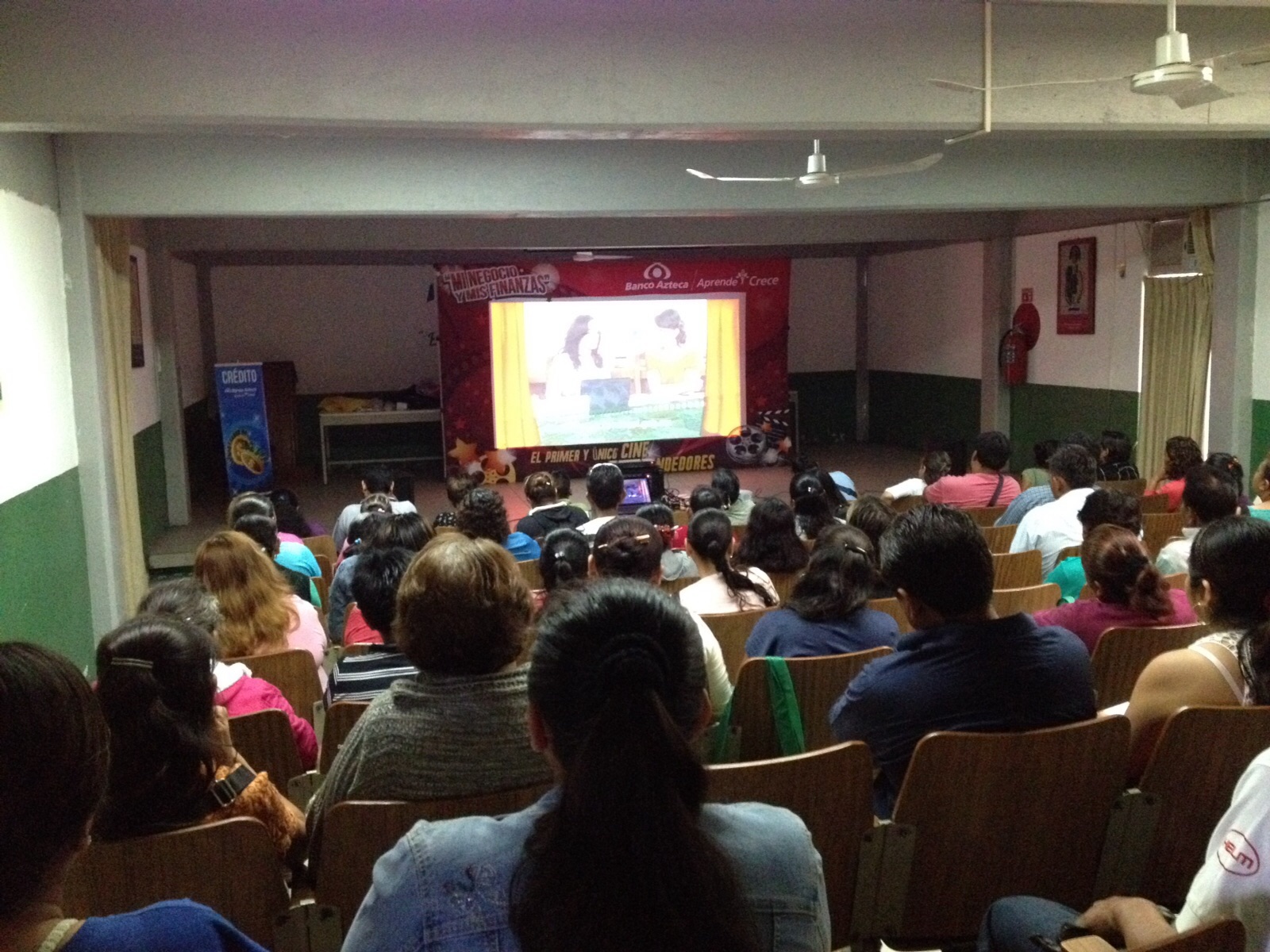 Asistentes tomando el taller de finanzas